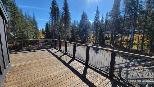Foto del edificio - 21719 Donner Pass Rd