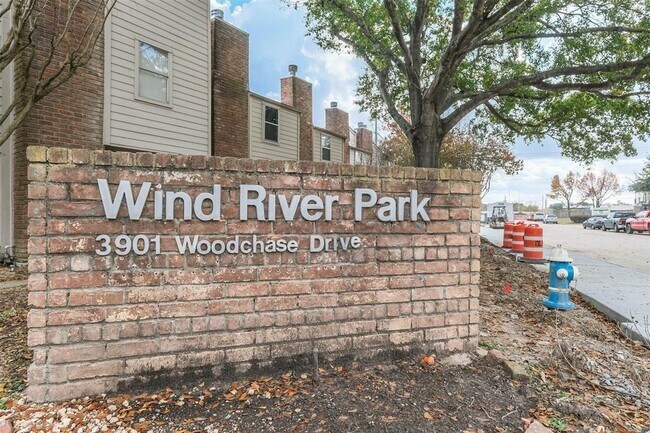 Building Photo - 3901 Woodchase Dr