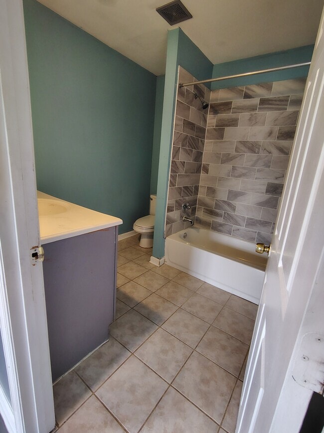 Building Photo - 1706 23rd Ave N