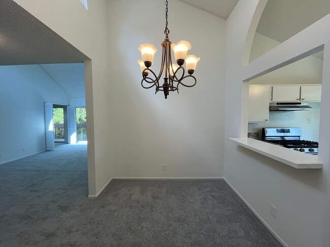 Building Photo - LOCATION! Move-in ready 2+2 w/parking, pool + balcony!