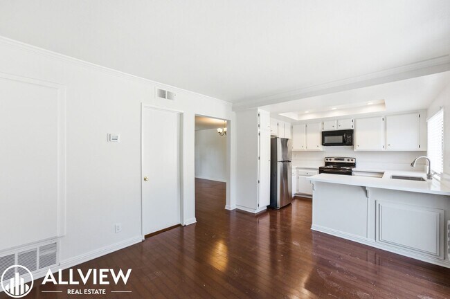 Foto del edificio - Fully Renovated 2 Bed Townhome with Private Patio, 2-Car Garage & Community Pool