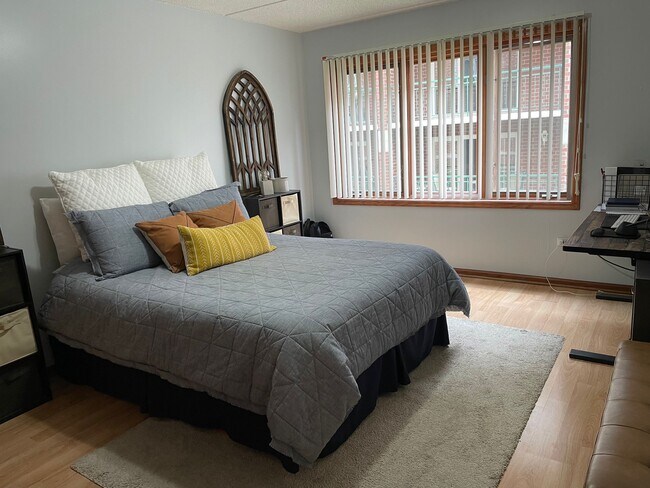 bedroom - 5340 N Lowell Ave