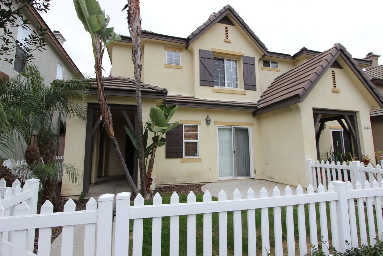 Primary Photo - Beautiful 3 Bedroom 2.5 bathroom townhome ...