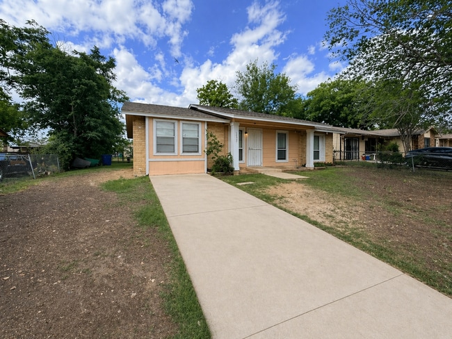 Nice 4 BR, 1.5 Bath w/ Large Back Yard - Nice 4 BR, 1.5 Bath w/ Large Back Yard House