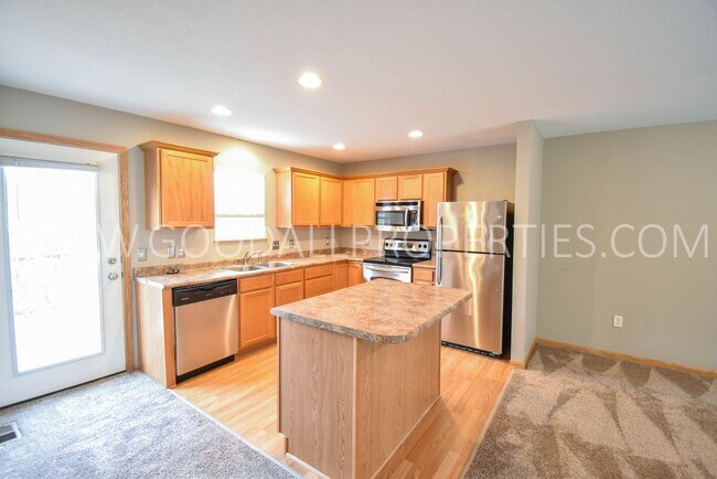 Foto del edificio - 2 Bedroom, 2.5 bath townhome in Urbandale with attached 2 car garage!!!