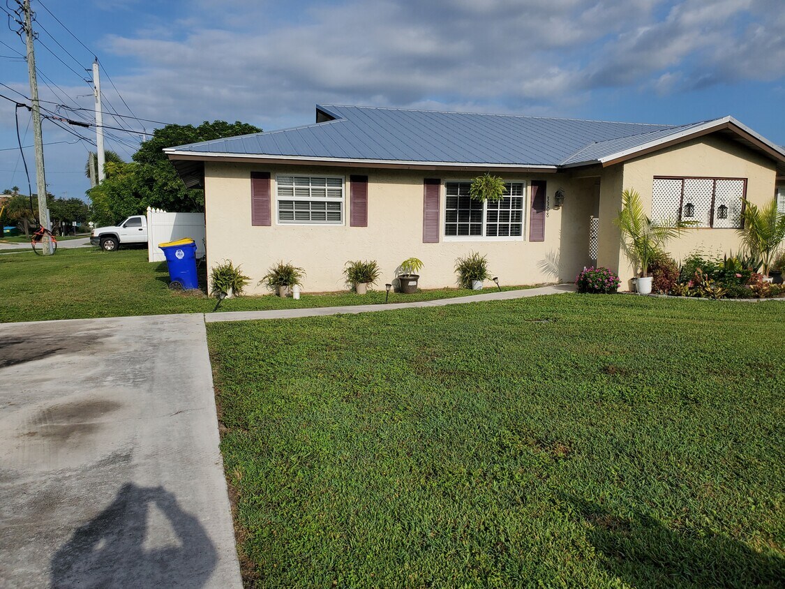 Foto principal - 3308 NE Jeannette Dr