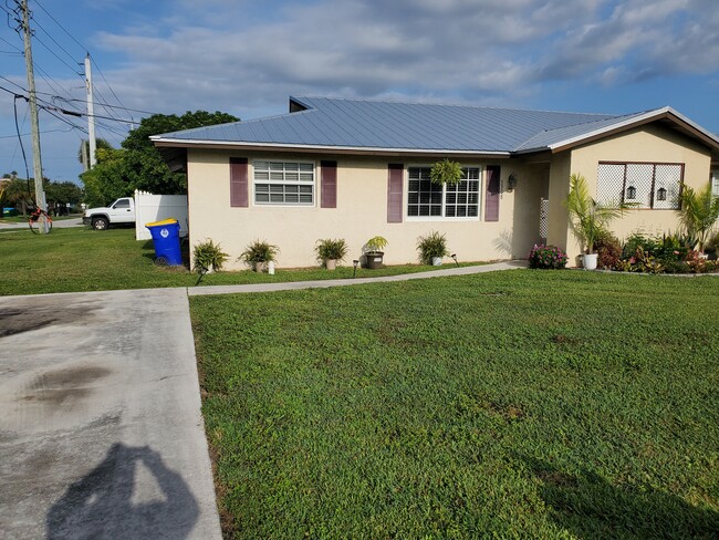 Building Photo - 3308 NE Jeannette Dr