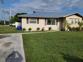 Building Photo - 3308 NE Jeannette Dr