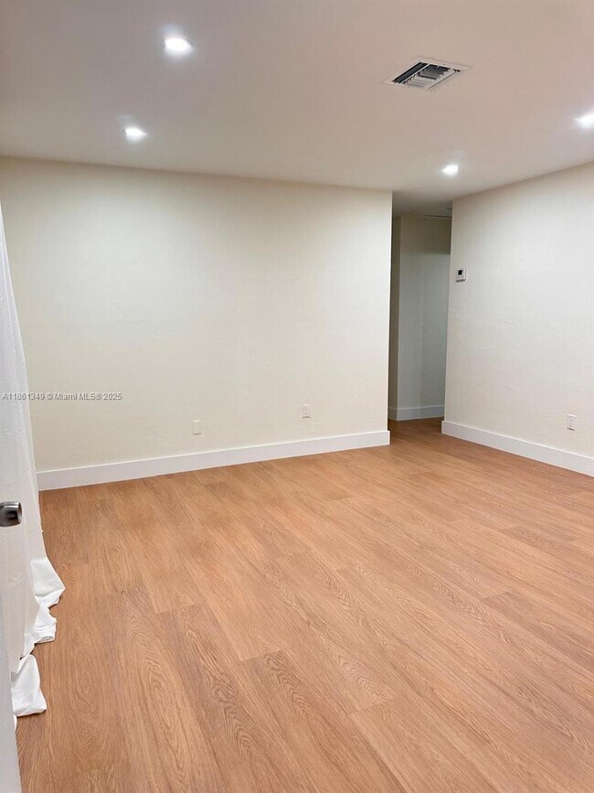 Foto del edificio - 1150 SW 12th St