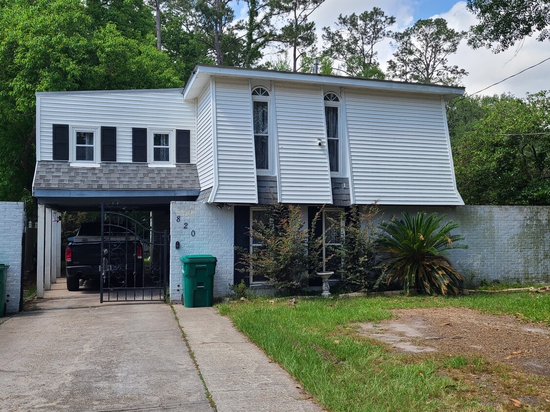 Primary Photo - 820 Hailey Ave