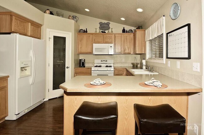 Building Photo - Well kept 4 bed 3 bath home in the beautif...