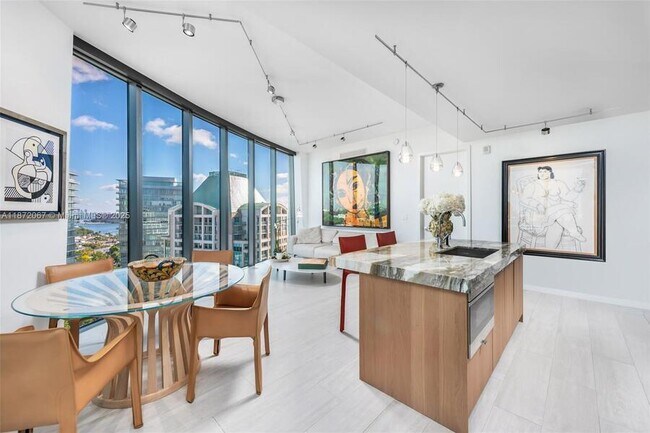 Building Photo - 2831 S Bayshore Dr