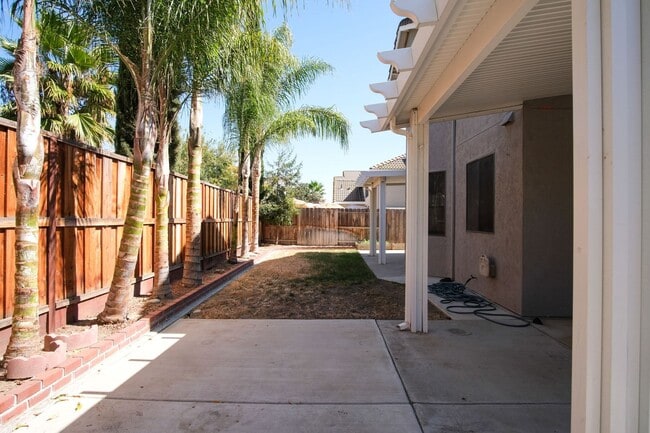 Building Photo - Beautiful 4 Bedroom / 3 Bath!