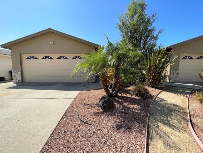 Building Photo - Duplex In Quiet East Ventura Neighborhood