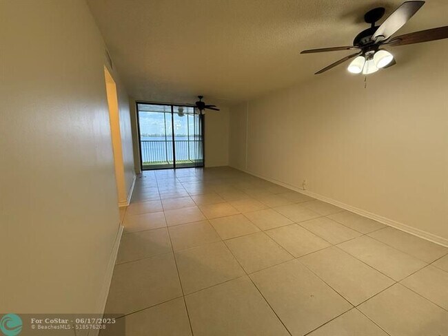 Foto del edificio - 110 Lake Emerald Dr