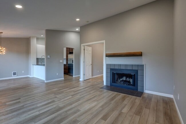 Foto del edificio - Spacious 2bd + DEN, 1.75ba Condo available in the heart of Issaquah!
