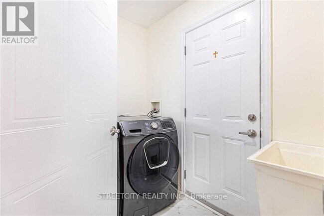 Photo du bâtiment - 1205 N Wenige Dr