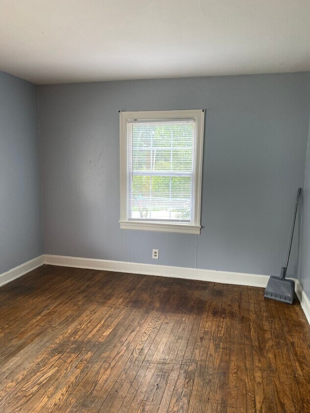 Building Photo - 928 Oak Ln