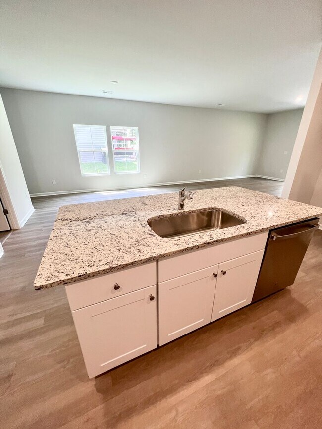 Foto del edificio - FOUR Bedrooms! SUPREME location! Move in ready!