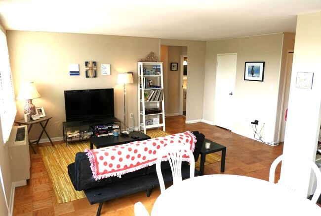 Foto del edificio - 6631 Wakefield Dr