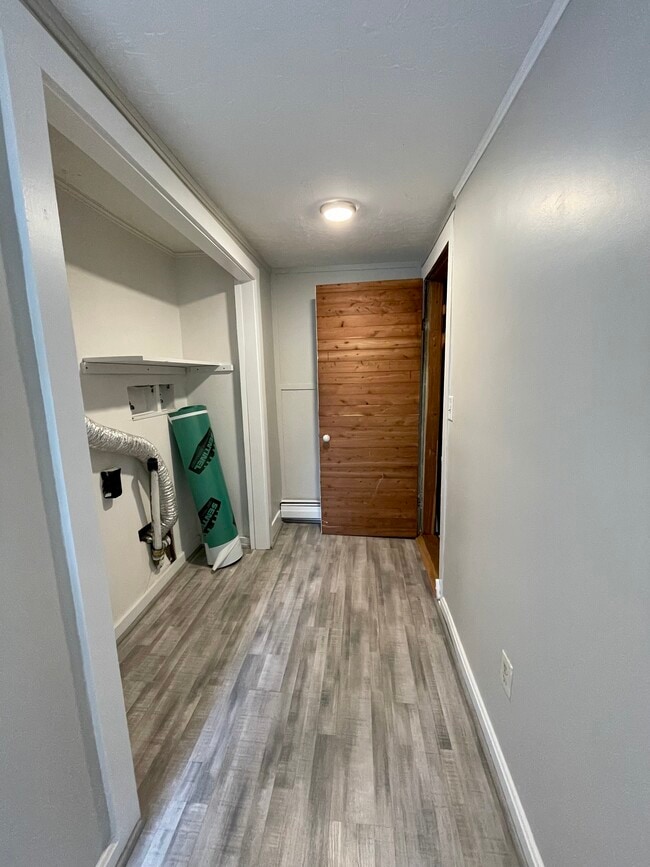 Laundry hookups + walk-in closet - 33 Norton St