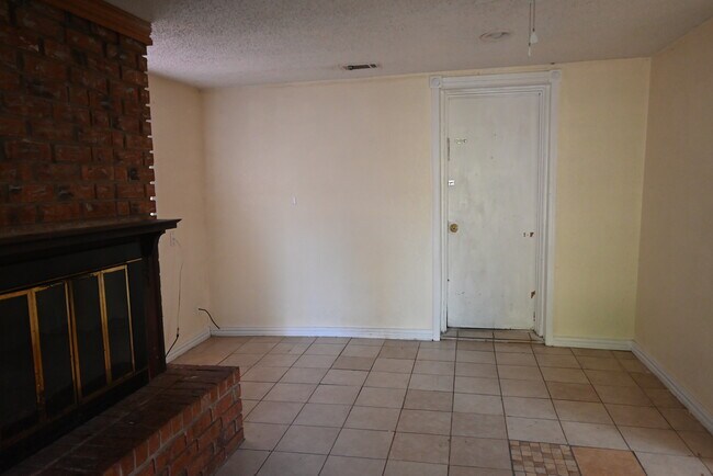 Building Photo - 1612 Phoenix Dr