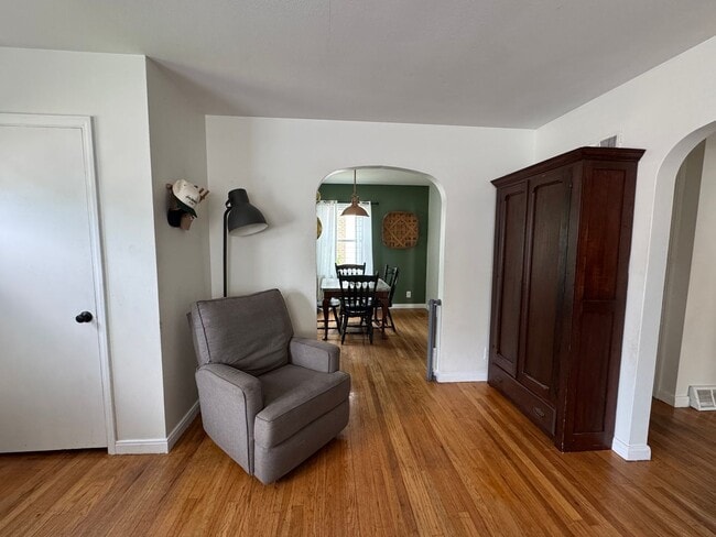 Building Photo - Adorable 3 Bedroom Home Near Lincoln Park!