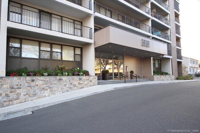 Foto del edificio - 44 Strawberry Hill Ave