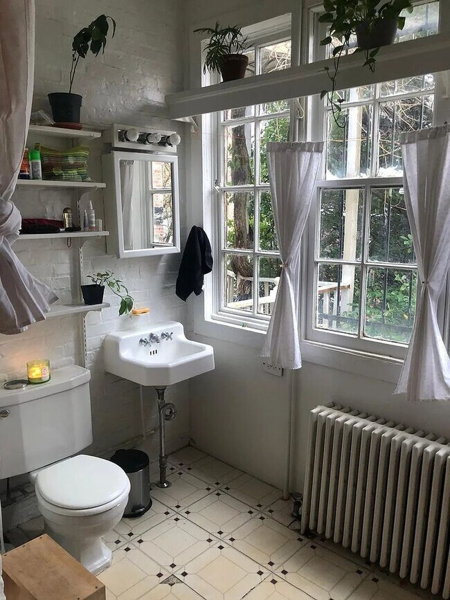 Foto del edificio - 308 E 33rd St