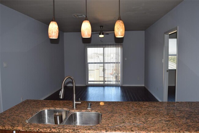 Foto del edificio - 1100 W Trinity Mills Rd