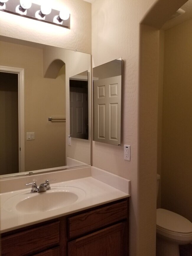 Foto del edificio - This spacious  4 bed 2.5 bath house -Blue Horizon Subdivision