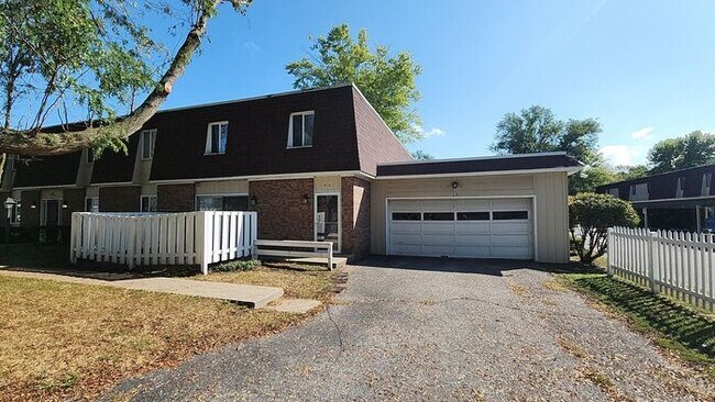 Foto del edificio - Large Townhome Apartment with 1 1/2 Baths and 2 Car Garage