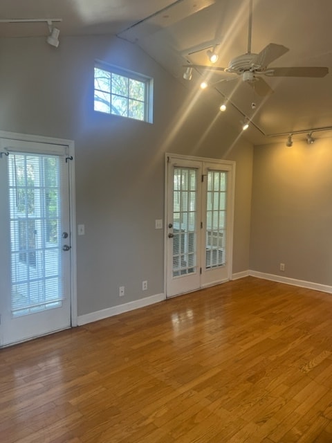 1BR duplex with loft area, plenty of stora... - 1BR duplex with loft area, plenty of stora...