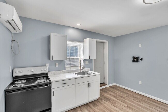 Building Photo - 2BR/1BA Triplex apartment home move-in ready!! $850/mo**