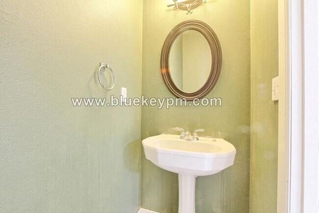 Foto del edificio - 3 Bed, 2.5 Baths Home Near Fisher's Landin...