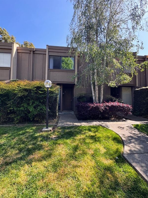 Building Photo - 2224 Woodside Ln