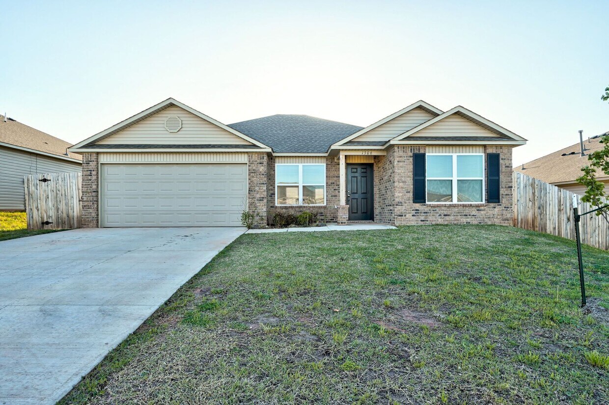 Primary Photo - Gorgeous 4-Bedroom / 2-Bathroom Home in Mu...