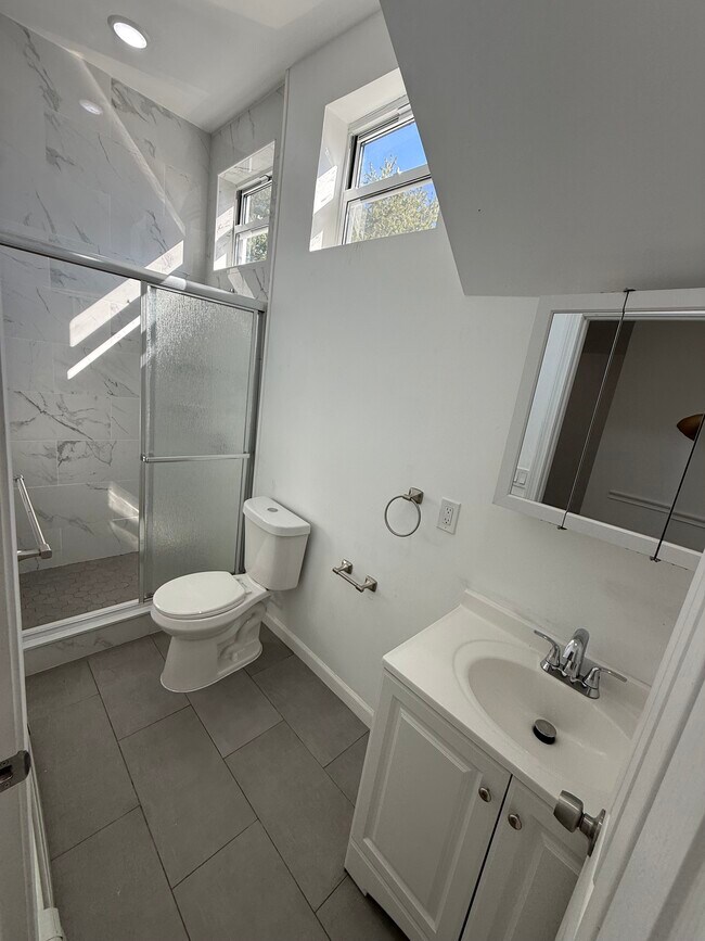 BAÑO - 163 Deacon St