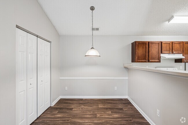Savannah - 1 dormitorio, 1 baño - 750 pies cuadrados - Comedor - Cross Creek Apartment Homes