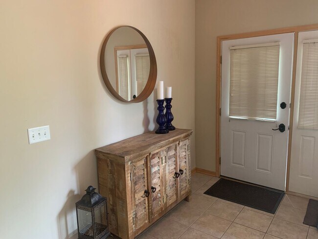 Building Photo - Lovely 2 Bed / 2 Bath TH w/ Heated Underground Parking in Plymouth!