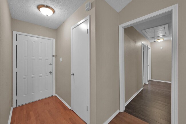 Building Photo - 16858 Gleneagle Dr N