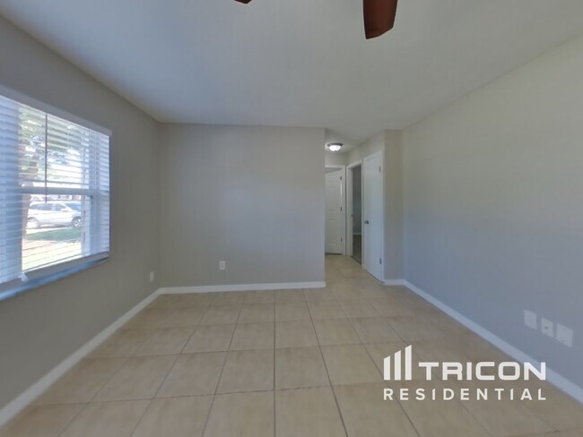 Foto del edificio - 227 Lochmond Dr