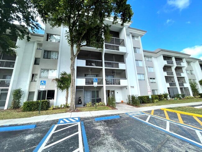 Foto del edificio - 711 N Pine Island Rd