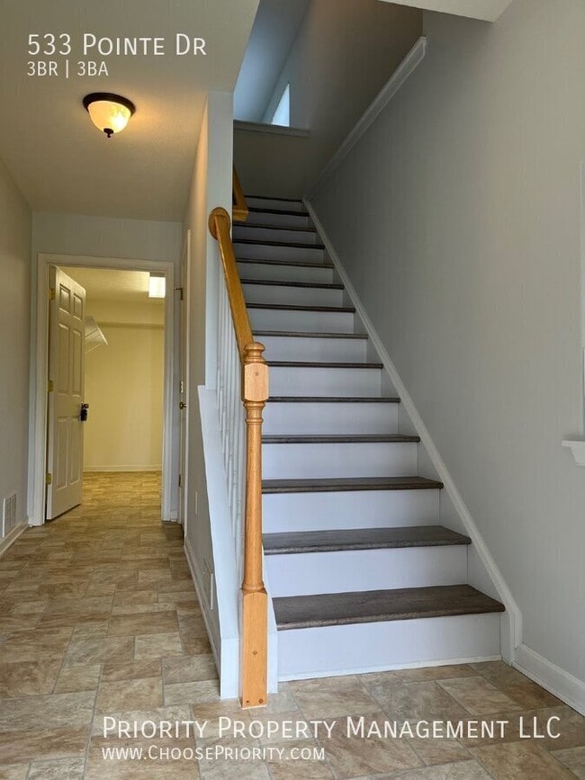 Building Photo - 533 Pointe Dr