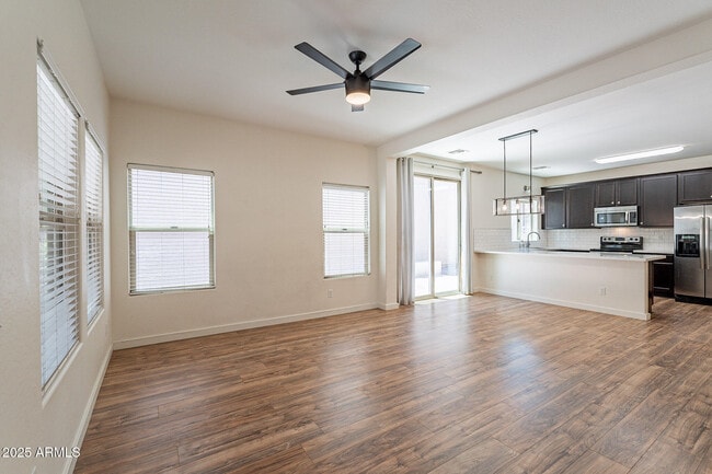 Foto del edificio - 1061 S Hawk Ln