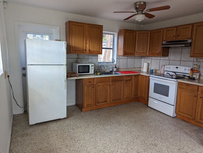 Large full kitchen with eat in dining room - 425 N K St