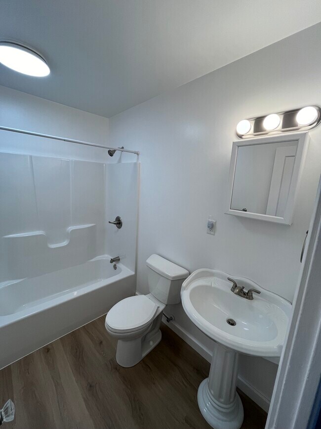 Foto del edificio - 1748 W 15th St