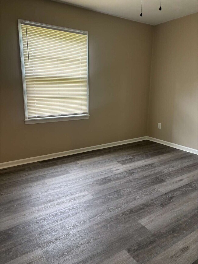 Foto del edificio - "Charming 3-Bedroom Gem on Winfield Road - Cozy Comfort Awaits in 966 Sq Ft!"