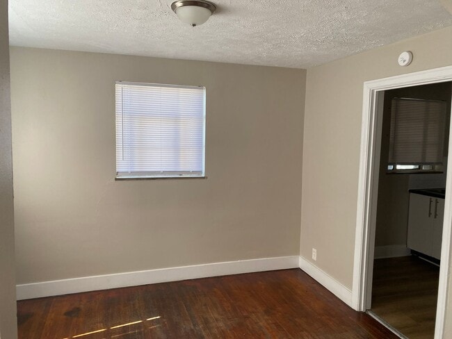 Foto del edificio - 1177-1177 1/2 Lilley Ave