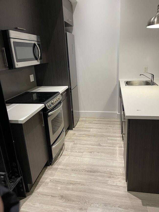 Building Photo - 850 Av De Vimy